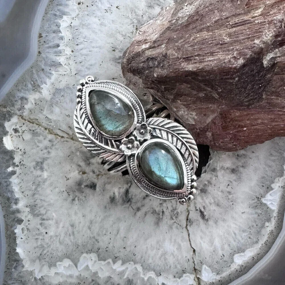 Sterling Southwestern Style Teardrop Labradorite Leaves Decorated Ring For Women